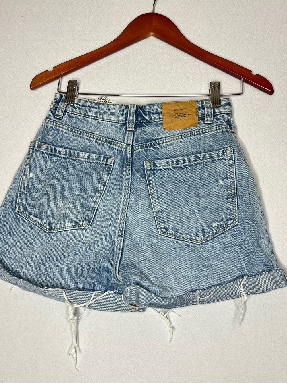 Stradivarius Shorts Women’s Sz 2 Mom High-Rise Light Wash Cuffed Distressed - Picture 8 of 9